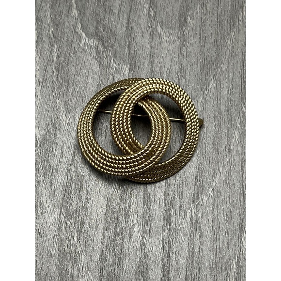 Wells Jewelry - VTG Wells 1/20 12K Gold Filled Interlocking Rope Circle Brooch Pin